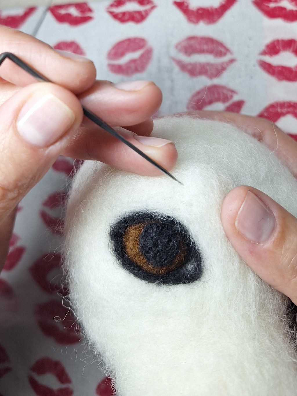 Criar com as mãos num mundo cada vez mais digital é uma escolha consciente. Descobre o valor do artesanato, do tempo e da emoção nas peças feitas à mão.