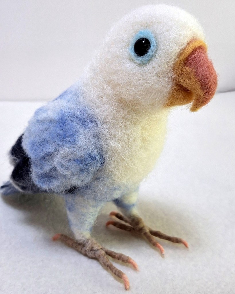 réplica de agapornis fischeri feita à mão